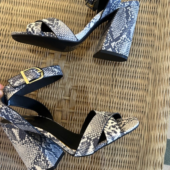 NEW IN BOX Qupid Black and White Snake Print Heels - Picture 2 of 3